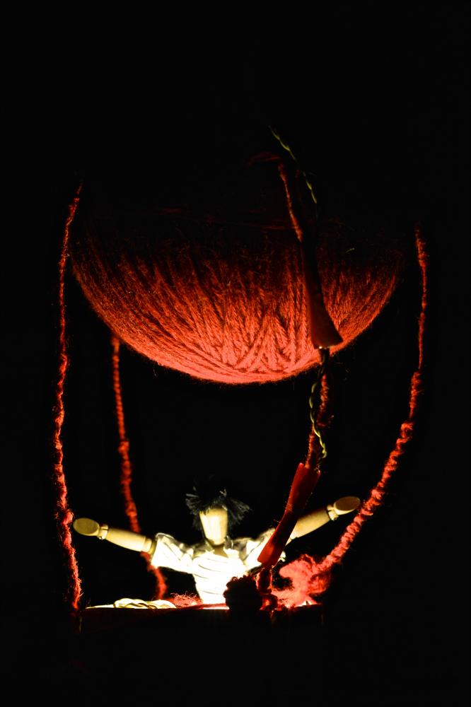 L'immagine in oggetto, fotografia ad opera di Alessandro Colazzo, cattura un momento dello spettacolo “Sogno in scatola”, spettacolo messo in scena dai Cantieri Teatrali Koreja di Lecce per la stagione 2015-2016 dedicata al Teatro Ragazzi. La rappresentazione teatrale usa un nuovo modo di raccontare mediante l'invenzione del "cartometraggio": tra rime, illustrazioni, scatole e suoni si srotola una storia visionaria per aiutare i piccoli spettatori ad ascoltare, guardare e soprattutto ad immaginare, lontano dalle tecnologie. Le scatole sono luoghi magici, dove i giochi prendono vita. Ogni scatola può essere la stanza dove ogni bambino inventa la sua storia, può essere il mare, il cielo e tutte le stelle. Di certo, una scatola è il posto sicuro dove custodire i segreti, r...