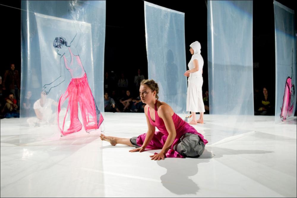 L'immagine digitale documenta un momento della "Biennale dei Giovani Artisti dell'Europa e del Mediterraneo" che, nella sua XIII edizione, fu ospitata in Puglia, a Bari, dal 22 al 31 maggio 2008 negli spazi della Fiera del Levante. La Biennale è considerata la più importante vetrina in Europa e nel Mediterraneo per la creatività delle giovani generazioni. Voluta da Regione Puglia e dall'Associazione Internazionale BJCEM e realizzata dal Teatro Pubblico Pugliese, la Biennale ha dato così spazio ad una visione multidisciplinare, multiforme e internazionalizzata dell'arte contemporanea attraverso creazioni di musica, arti visive, teatro, video, arti applicate, letteratura e gastronomia. Scattata a luce ambiente in uno degli spazi della Fiera, la fotografia rende l'istante ...