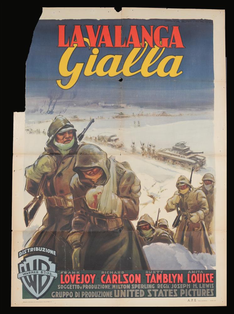 L'immagine riproduce uno dei manifesti conservati presso la Mediateca Regionale Pugliese (vedi Note). Si tratta di uno dei manifesti del film in bianco e nero “La valanga gialla” del 1952 per la regia di Joseph H. Lewis. La firma che si legge è dell’illustratore toscano Martinati (Luigi Martinati), fondatore con Anselmo Ballester e Alfredo Capitani dello studio BCM, società di produzione di manifesti per il cinema e da considerarsi uno degli interpreti della prima maniera del manifesto di cinema. La composizione presenta pochi elementi, un piccolo gruppo di soldati ritratti mentre marciano in campo innevato. Martinati per lo sfondo utilizza una pennellata bianca molto uniforme così come per la rappresentazione del cielo. Le figure invece sono ritratte con molta precisio...