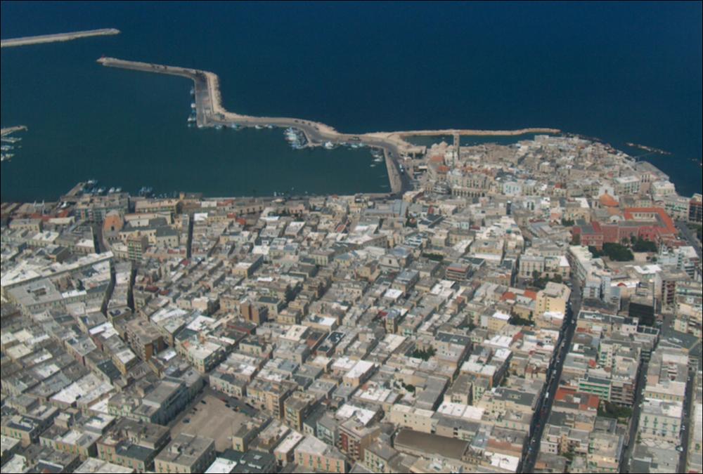 Il comune di Molfetta, rientra nel sistema insediativo costiero della Puglia Centrale, caratterizzato da centri compatti, allineati ordinatamente e a cadenza regolare lungo la costa e intervallati da ampi spazi coltivati che giungono fino al mare, tutt'intorno il paesaggio storico della piantata olivetata, interrotto dalle lame, questi corsi d'acqua temporanei, particolarmente preziosi dal punto di vista naturalistico e paesaggistico. Rappresentano i pochi areali di naturalità presenti lungo la costa, nonchè elementi di connessione ecologica tra entroterra e mare. Tutte le città marinare della Puglia Centrale sono dotate di centri e porti storici di pregio, accomunati da storia e struttura urbana, ma ognuno caratterizzato da un diverso rapporto con il mare. Molfetta è d...