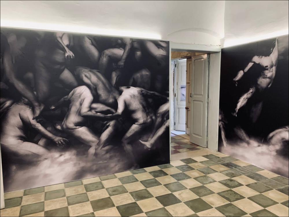 Palazzo Palmieri accoglie l’artista Dongwook Lee (1973, Corea del Sud) che è vincitore del “Pop-Up Open Call” con il progetto “Wozu”. Gli spazi si affollano di corpi contorti e fumosi con una serie di gigantografie di lotta che descrivono la paura e il desiderio di allontanarsi dalla verità. È lo stesso impeto tra corpi aggrovigliati che ritroviamo nell’arte greca quando si rappresentava la tragica esistenza dell’uomo dominata da scontri e violenze attraverso la centauromachia....