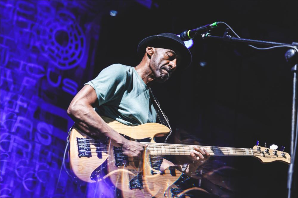 <p>Lo scatto ritrae un momento dell’esibizione di <strong>Marcus Miller</strong>, straordinario musicista e autentica leggenda della black music americana, considerato uno dei bassisti jazz/funk più influenti e iconici a livello mondiale. Il concerto si è svolto a Fasano (BR), sabato 27 luglio, sul palco di Piazza Ciaia, nell’ambito della ventesima edizione del Locus Festival.</p>...