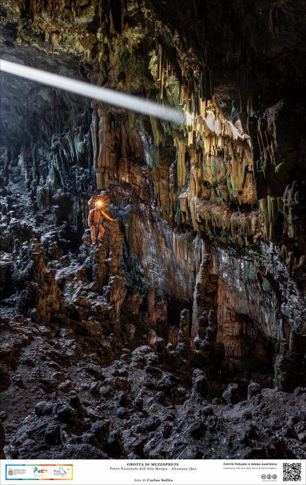 La Grotta di Mezzoprete ad Altamura, nel Parco Nazionale dell’Alta Murgia. Qui, alla luce del mezzogiorno, gli effetti del sole sono sorprendenti: dalla voragine in superficie un raggio di sole attraversa gli ampi spazi della cavità buia e colpisce prepotentemente la roccia fredda e umida come volesse trafiggerla.
L’immagine digitale fa parte della raccolta di fotografie prodotte da Carlos Solito per il Progetto digitale “Sillabario sotterraneo – Viaggio dantesco nelle Grotte di Puglia” – realizzato nell’ambito della LEGGE REGIONALE 30 dicembre 2020, n. 35 - art. 39 “Cavità pugliesi e opera dantesca - Celebrazioni 700 anni dalla morte di Dante Alighieri”.