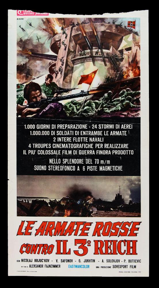 La locandina è a firma di Renato Casaro, uno tra i maggiori rappresentanti della grafica e del manifesto. Nato a Treviso nel 1935 comincia la sua carriera artistica da autodidatta ma in breve arriva a sviluppare un proprio stile di grande eleganza e raffinatezza formale. Tecniche diverse si mescolano nel suo linguaggio innovativo che si caratterizza sia per l’uso del pennello sia per quello dell’aerografo che gli consentirà di ottenere effetti sfumati e volumetrici di grande intensità pittorica. Spesso la composizione si focalizza su una figura principale in cui si concentra la sintesi concettuale del film. In questo caso un quadro complesso della battaglia tra le forze russe contro i nazisti. La locandina originale è conservata nell’Archivio della Mediateca Regionale P...