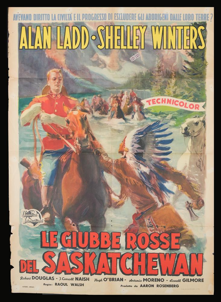 L'immagine riproduce uno dei manifesti conservati presso la Mediateca Regionale Pugliese (vedi Note). Si tratta di uno dei manifesti del film “Le giubbe rosse del Saskatchewan” del 1954 per la regia di Raoul Walsh, a firma dell’illustratore siracusano Saro Bellomia, come leggiamo sul lato destro della composizione (SBellomia). Classe 1907, Bellomia fu molto attivo fra gli anni Quaranta e Cinquanta del Novecento soprattutto come illustratore di libri e giornali per ragazzi come ad esempio “Il Balilla”. In questo manifesto riprende molte delle caratteristiche delle copertine dei libri, come il forte senso pittorico, la predilezione per la rappresentazione dei paesaggi, l’uso di pennellate veloci che rendono quasi macchie le figure, non permettendo il riconoscimento dei li...