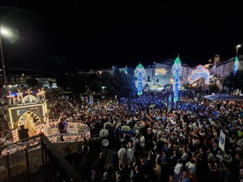 <div class="ql-editor"><div>Questo scatto digitale del 2024 immortala un momento solenne della Festa Patronale della Madonna degli Angeli a Cassano delle Murge (BA): l'arrivo della Statua Sacra sul Carro Trionfale nella piazza cittadina allestita con luminarie dai colori sfavillanti.</div><div>La Festa Patronale dedicata alla Madonna degli Angeli a Cassano delle Murge risale probabilmente alla seconda metà del Quattrocento, quando alla devozione verso i patroni tradizionali – il Crocifisso e san Zenone – si affiancò quella per la Vergine degli Angeli. Tale culto nacque dal ritrovamento, intorno al 1250, di un affresco della Madonna in una grotta carsica delle Murge. L’immagine, tuttavia, sarebbe molto più antica e databile tra il III e i...