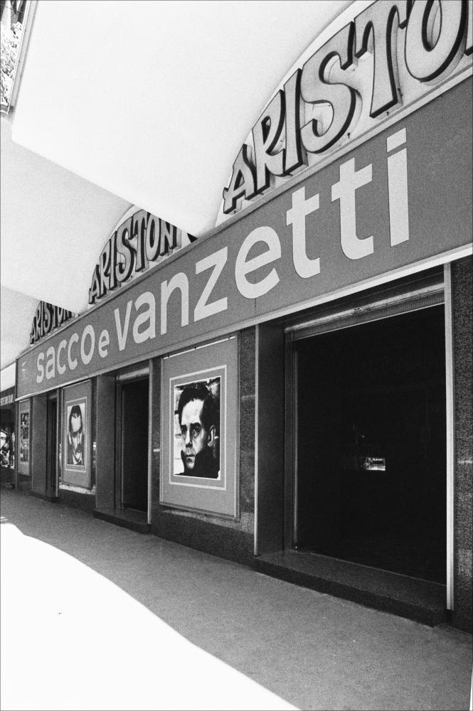 L'immagine è una scansione da pellicola 135 mm, stampata ed esposta in occasione della mostra "Riccardo Cucciolla - Ritratto d'Attore". Organizzata e voluta dall'Associazione culturale "Attraverso lo Spettacolo", insieme al Servizio Biblioteca e Comunicazione Istituzionale del Consiglio Regionale e l'Assessorato al Mediterraneo, Cultura e Turismo della Regione Puglia, d'intesa con l'Università di Bari, la mostra temporanea fu allestita presso il Centro Polifunzionale per gli Studenti dell'Università degli Studi di Bari (Ex Palazzo Poste) dal 9 al 16 novembre 2012, con l'obiettivo di onorare la memoria dell'attore pugliese, riportandola all'attenzione dell'opinione pubblica. La fotografia in bianco e nero, scattata da Arturo Cucciolla, inquadra in prospettiva il vecchio ...