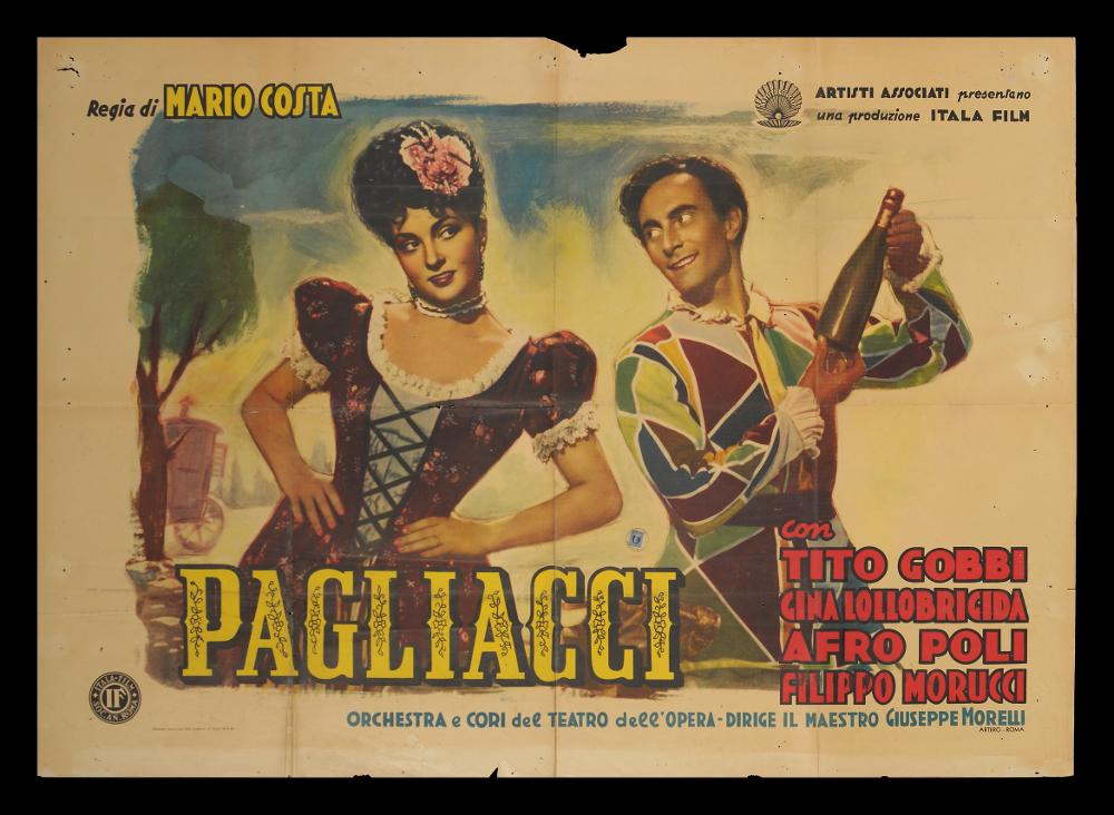 L'immagine riproduce uno dei manifesti conservati presso la Mediateca Regionale Pugliese (vedi Note). Si tratta di una delle versioni grafiche del manifesto del film “Pagliacci” (1949) del regista Mario Costa. Trasposizione cinematografica dell’omonima opera lirica verista di Ruggero Leoncavallo (1892), la scena grafica è dominata dai due protagonisti Gina Lollobrigida, Nedda, che nella compagnia teatrale del marito Canio, veste i panni della bella Colombina che tradisce il marito con Arlecchino, sempre riconoscibile dagli abiti. I due personaggi carnevaleschi mantengono tutti i tratti caratterizzanti delle maschere che rappresentano: la veneziana Colombina, servetta furba e graziosa è  riconoscibile dalla gonna a balze, dal corpetto e dalla crestina, mentre il bergamas...