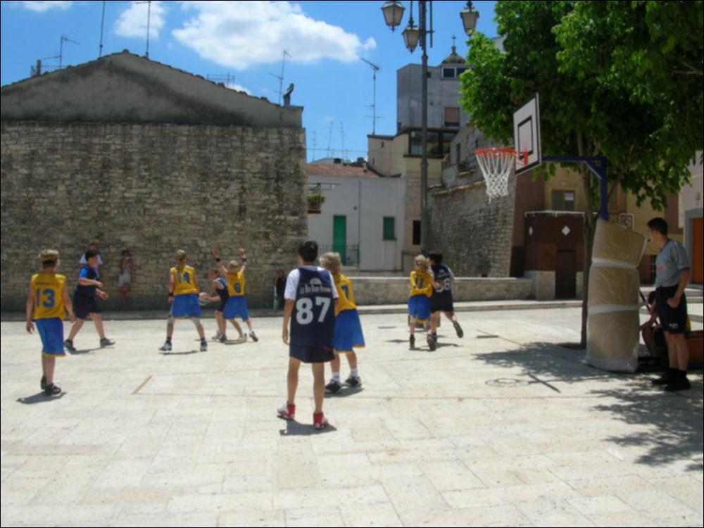 Il video è un montaggio realizzato in occasione dell'evento sportivo "Mini Basket in Piazza a Santeramo", dal 18 al 25 novembre 2005, nella sua quarta edizione. Curato e organizzato dall'Associazione sportiva Murgia Basket, il torneo si è svolto per 7 giorni nelle piazze principali di Santeramo in Colle, dove giocatori di 10 e 11 anni, pugliesi, provenienti dal resto d'Italia e anche ragazzi stranieri, provenienti da Praga e da Petra di Giordania si sono sfidati in partite di basket divisi in squadre. L'evento ha coinvolto tutta la cittadinanza e le famiglie locali hanno ospitato i giovani sportivi provenienti da fuori regione in un clima di portata internazionale e dall'alto valore educativo. L'associazione, che in 10 anni ha partecipato a tutti i campionati giovanili ...