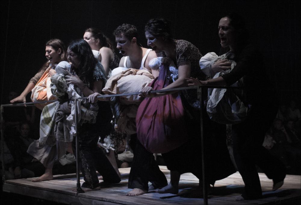La fotografia in oggetto, ad opera di Tea Primiterra, immortala un momento dello spettacolo “Katër i Radës. Il Naufragio”, produzione nata dalla co-produzione della Biennale di Venezia e Koreja, messa in scena per la prima assoluta, il 12 ottobre 2014, nell'ambito del 58° Festival Internazionale di Musica Contemporanea della Biennale di Venezia. Lo spettacolo, per la regia di Salvatore Tramacere, è il risultato dell'unione del libretto di Alessandro Leogrande, tratto dal suo romanzo-reportage “Il naufragio” (Feltrinelli, 2011) e le musiche del compositore albanese Admir Shkurtaj, per mettere in scena una delle tragedie dell'emigrazione, lo speronamento da parte della corvette Sibilla della Marina Militare Italiana e l'affondamento dell'imbarcazione albanese Katër i Radë...