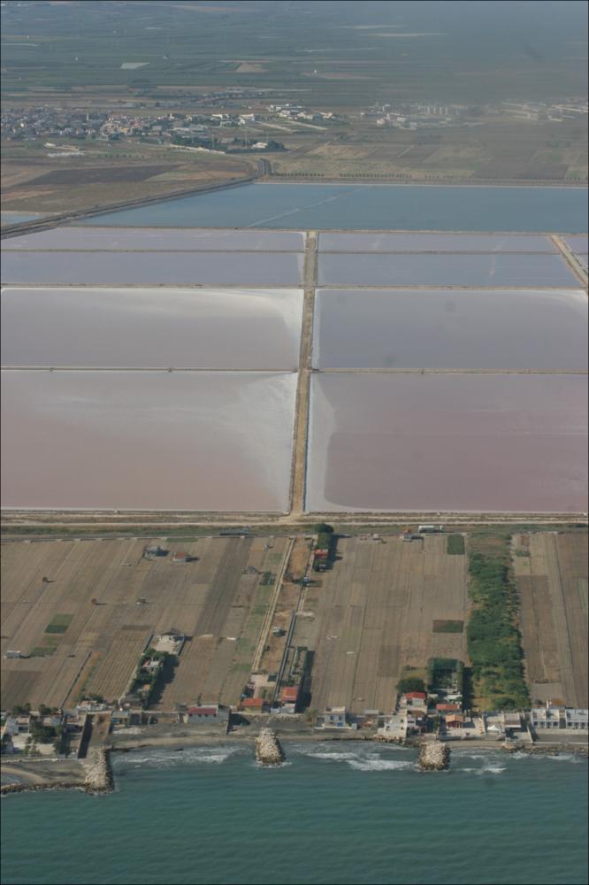 Il Comune di Margherita di Savoia, appartiene ad un territorio che ha visto nel corso del tempo cambiare più volte la geografia del suo paesaggio. La singolarità della città, risiede nel rapporto vincolante fra le diverse trame del paesaggio urbano, un paesaggio bidimensionale fatto di orditure e campiture, bacini del sale, terre sabbiose degli orti costieri, terreni asciutti più interni che si impaludano, tutte informate da uno stesso principio ordinatore improntato all'orizzontalità, in cui una striscia di terra allungata diventa, mediante la ripetizione ritmica di un segno trasversale, supporto di connessione-separazione tra due paesaggi d'acqua diversi. L'orizzontalità del paesaggio viene esaltata dalla fotografia aerea, diventa lo schema su cui è possibile leggere ...