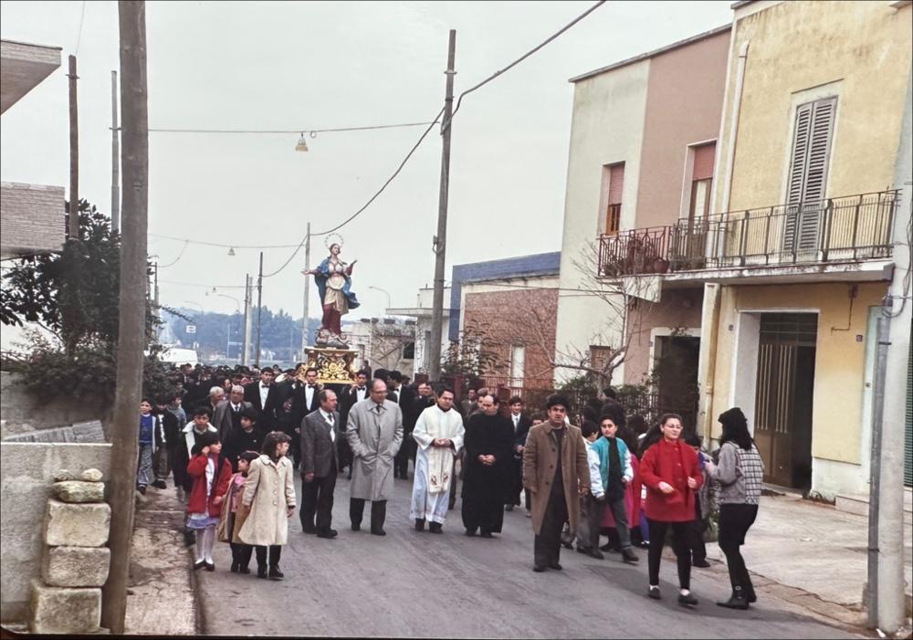 <div class="ql-editor"><div>La foto storica immortala devoti e fedeli che accompagnano la statua di Maria Santissima in processione, in occasione della festa patronale di Maria Santissima Assunta in Cielo e San Rocco, celebrata ogni anno il 20 e 21 agosto a Vitigliano, frazione di Santa Cesarea Terme.</div><div>Profondamente radicata nella tradizione locale, la ricorrenza intreccia momenti religiosi e civili, coinvolgendo l’intera comunità e rafforzandone il senso di identità, appartenenza e coesione sociale.</div><div>Il 20 agosto è dedicato a Maria SS. Assunta: la giornata è scandita dalle Sante Messe, dal panegirico e dalla solenne processione, accompagnata da concerti bandistici e dallo spettacolo pirotecnico serale.</div><div>Il 21 agosto ...