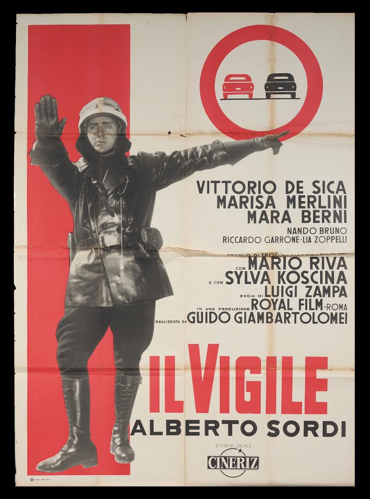 L'immagine riproduce uno dei manifesti conservati presso la Mediateca Regionale Pugliese (vedi Note). Si tratta di una delle versioni del manifesto del film "Il vigile". Una composizione pulita, con pochissimi colori e basata su lettering e fotografia, sono alla base di questo manifesto, quasi più vicino alla grafica pubblicitaria. Nei panni di un vigile fin troppo ligio al dovere, l'assoluto protagonista è Alberto Sordi, attore amato e poliedrico che contraddistinse un'epoca fortunata per il cinema italiano. Ecco quindi che la sua immagine, a figura intera, non poteva che essere un bel richiamo di pubblico per una commedia all'italiana del 1961, che con ironia indagava il malcostume politico....