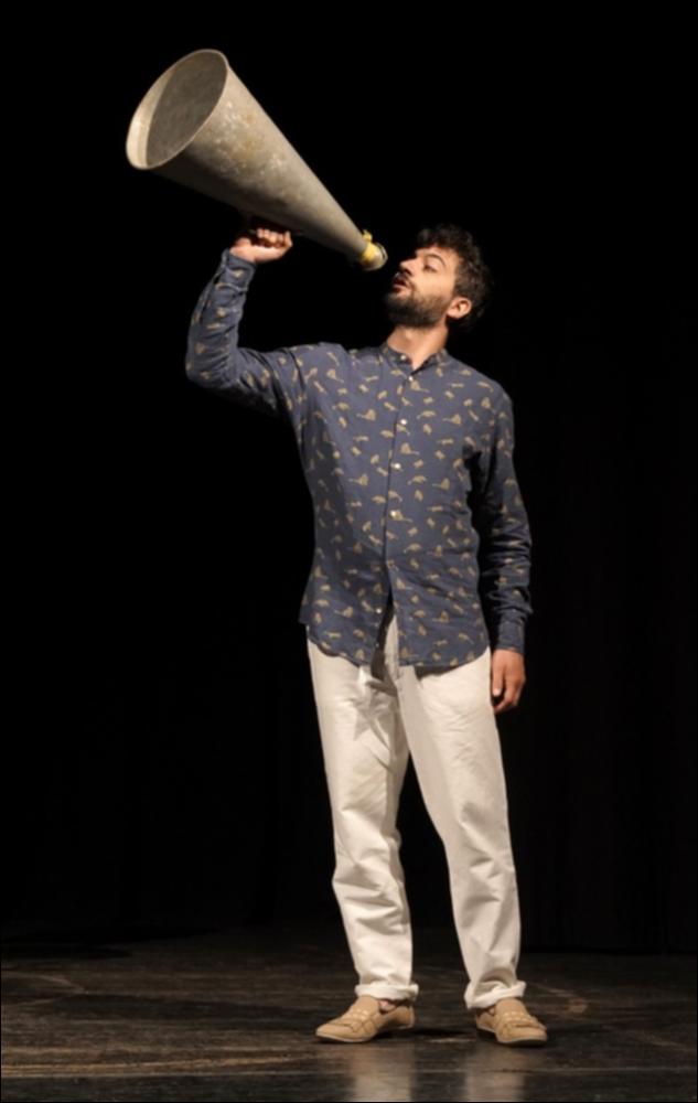 Nella foto l’attore Francesco Lamacchia interpreta una scena di “La fuga”, spettacolo con la regia di Paolo Panaro, realizzato nell’ambito del progetto «Achille Campanile, il teatro e l’umorismo” presso l’Auditorium Vallisa di Bari nel mese di novembre 2020.
Il teatro di Achille Campanile si ricorda per il suo sarcasmo elegante e per il suo umorismo anticonvenzionale. Campanile è stato un protagonista di quasi tutto il Novecento culturale, teatrale, giornalistico e cinematografico italiano, grazie all’originale freschezza e comicità della sua arte. Nella sua rappresentazione del ridicolo, riferito a persone e a cose, e delle situazioni più assurde si riconosceva il grande talento, dal quale nascevano opere vivaci, ironiche e divertenti. Col suo genio straordinario creav...