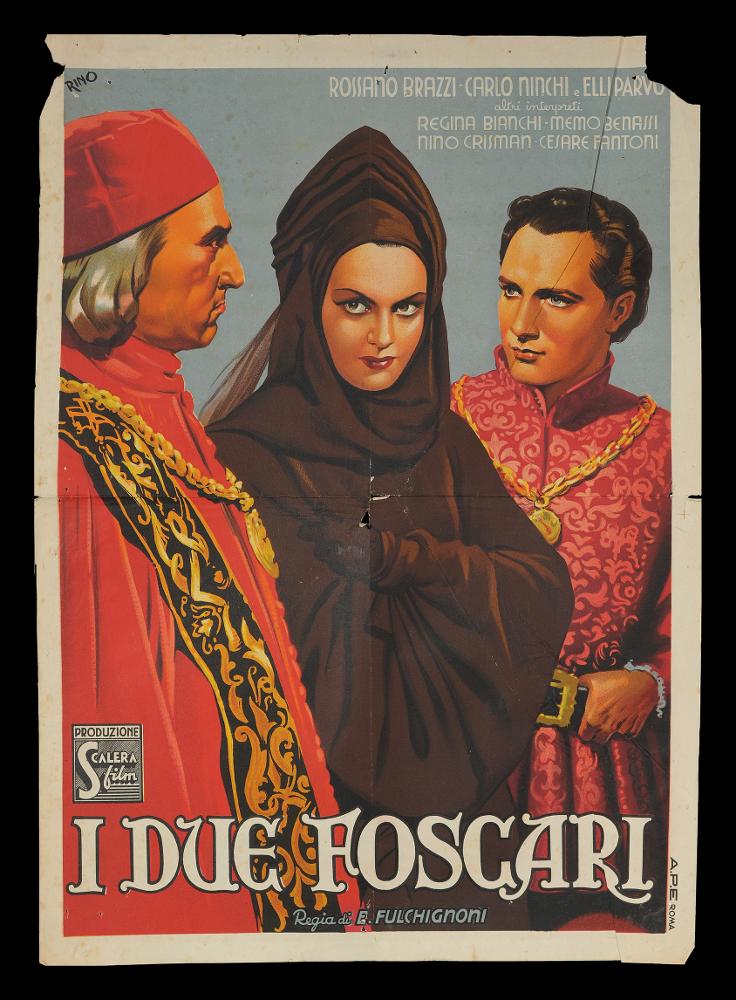 L'immagine riproduce uno dei manifesti conservati presso la Mediateca Regionale Pugliese (vedi Note). Si tratta nello specifico della fotobusta del film “I due Foscari” del 1942 per la regia di Enrico Fulchignoni. La firma che si legge in alto a sinistra è dell’illustratore Rino che compone questa illustrazione in maniera molto lineare, non ci sono infatti elementi dell’ambientazione che richiamano Venezia ma solo tre personaggi a figura intera che per il loro abbigliamento richiamano subito l’epoca rinascimentale e i costumi legati al mondo del Doge veneziano. Anche il lettering utilizzato per il titolo riporta, per le parti terminali dei caratteri, alla cultura del XVI secolo....