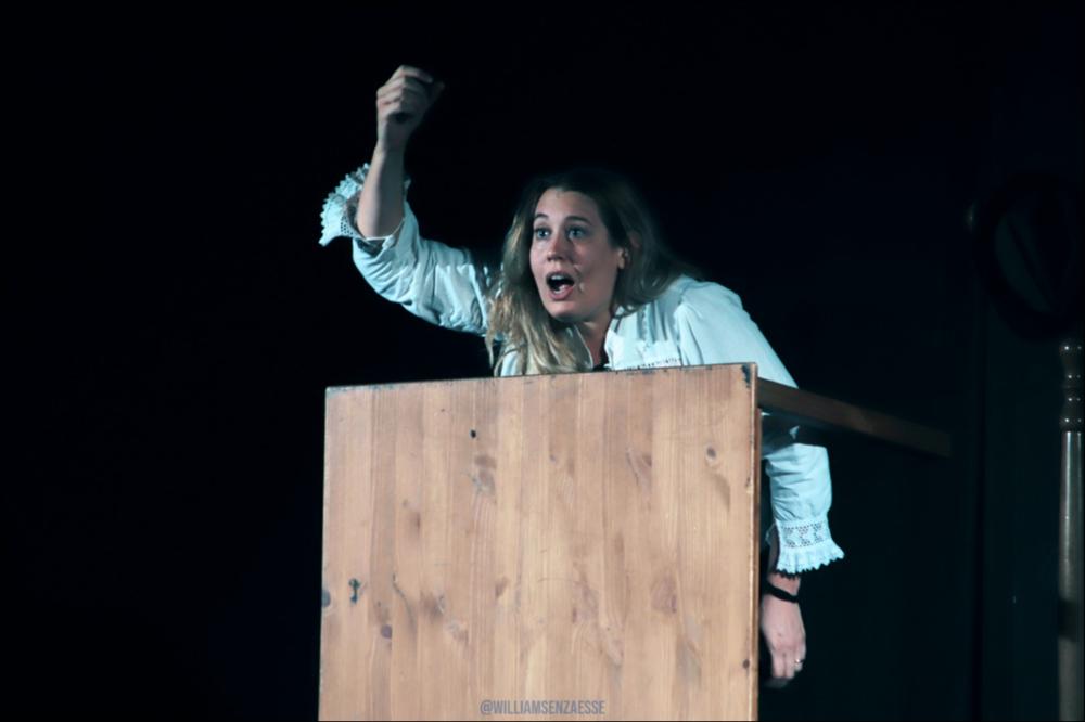 L’immagine presenta una scena di "Rosa dalla paura all'America", spettacolo tratto dall'autobiografia orale di Rosa Cassettari, scritto diretto e interpretato da Nora Picetti, prodotto da Malalingua ETS e Ryto APS. È la storia femminile di migrazione e coraggio di una donna che da Cuggiono, un paesino di contadini e filande vicino Milano, passando per le miniere del Missouri, raggiunge la multietnica Chicago d’inizio ‘900....