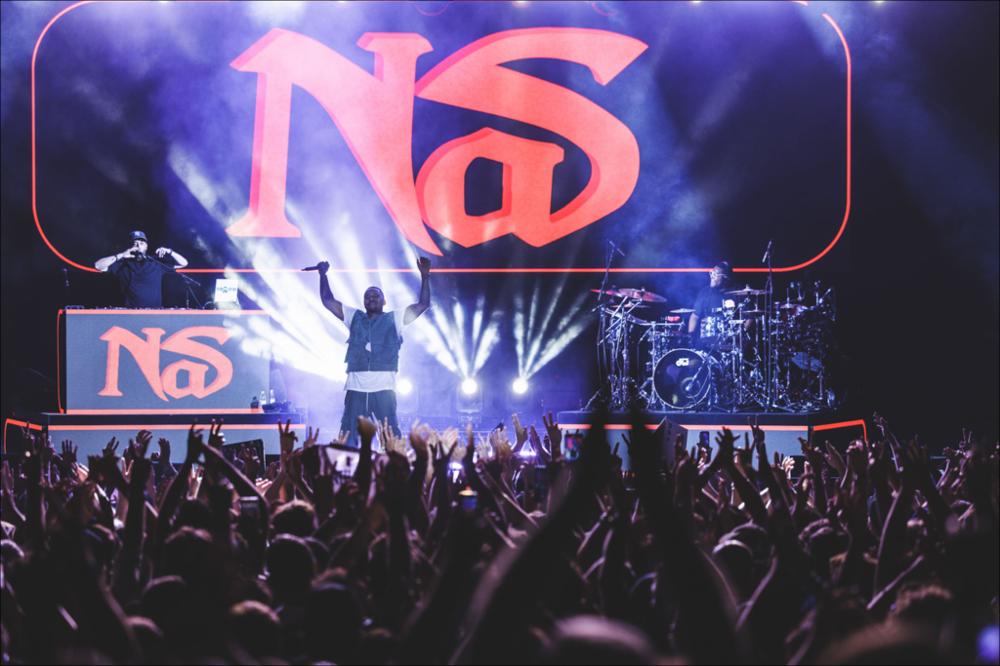 <div>Lo scatto immortala un momento dell’esibizione di <strong>Nas</strong>, nella serata del 12 agosto 2024 sul palco di Masseria Ferragnano in occasione della XX edizione del Locus Festival. Da decenni figura di riferimento assoluto nel pantheon del rap mondiale, il leggendario artista newyorkese celebra quest’anno il trentennale di <em>Illmatic</em>, considerato uno degli album hip hop più importanti e influenti di tutti i tempi.</div>...