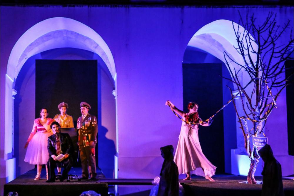 Nella foto un momento della produzione Le Dernier Sorcier andata in scena il 18 e 19 luglio presso il Chiostro di San Domenico di Martina Franca in occasione della 47ª edizione del Festival della Valle d’Itria.
Con la regia di Davide Garattini Raimondi è stata rappresentata l’opera da camera della compositrice francese Pauline Viardot García, nel bicentenario della sua nascita. La partitura è stata eseguita dai giovani artisti dell’Accademia del Belcanto “Rodolfo Celletti”. La supervisione della preparazione musicale del progetto è stata affidata a Carmen Santoro e concertatore al pianoforte è stato Curro Soriano.
Il regista ha curato la parte scenica della produzione, in un progetto che si colloca al c...