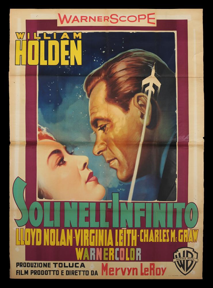 L'immagine riproduce uno dei manifesti conservati presso la Mediateca Regionale Pugliese (vedi Note). Si tratta di una delle versioni grafiche del manifesto del film “Soli nell’infinito” del 1956 diretto da Mervyn LeRoy. Il manifesto presenta una composizione grafica molto semplice e lineare, dai colori brillanti: all’interno della cornice due dei protagonisti si scambiano sguardi complici sotto un cielo stellato ed infinito. Particolare da notare un piccolo aereo bianco, senza dettagli, che vola verso l’alto, aereo che caratterizza la vicenda sin dal suo esordio....