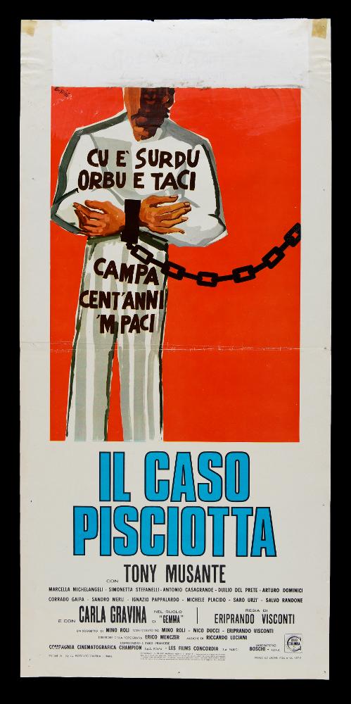 “Il caso Pisciotta” è un film del 1972 diretto da Eriprando Visconti, su sceneggiatura scritta insieme a Nico Ducci e Mino Roli.
Nel cast ricordiamo Tony Musante, Carla Gravina, Salvo Randone, Antonio Casagrande, Michele Placido.
La locandina è firmata dal celebre maestro Ercole Brini, artista che, dopo aver terminato gli studi accademici, si dedicò fin da subito alla pittura di cinema. Lo stile di questa immagine è moderno ed originale. Su uno sfondo rosso fuoco emerge sulla sinistra la figura stilizzata a pennellate decise del detenuto incatenato, sulla cui figura sono riportate a grandi lettere scure le parole “cu è surdu orbu e taci campa cent’anni ‘m paci”.
La locandina originale è conservata nell’Archivio della Mediateca Regionale Pugliese....