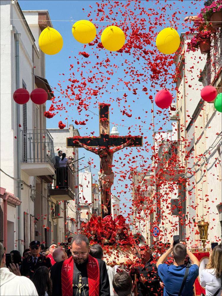 <div class="ql-editor"><div>L'immagine digitale ritrae il Santo Crocifisso portato in processione da una comunità di devoti e fedeli, in occasione dei festeggiamenti del 3 maggio 2025 in onore del Patrono di Monteiasi (TA).</div><div>Si tratta di un evento religioso e culturale che, ancora oggi, si celebra annualmente il 14 settembre, con il rito dell'Esaltazione della S. Croce – detta del “Crocifisso grande”, e il 3 maggio, con il rito dell'Invenzione della S. Croce – detta del “Crocifisso piccinno”.</div><div>In particolare, la ricorrenza del 3 maggio è caratterizzata da una tradizione suggestiva e singolare: al passaggio della statua del Crocifisso in processione, i fedeli – e soprattutto i bambini – lanciano ...