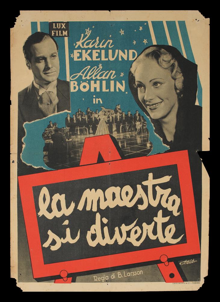 L'immagine riproduce una delle opere grafiche conservate presso la Mediateca Regionale Pugliese (vedi Note). Si tratta nello specifico di una delle fotobuste verticali del film “La maestra si diverte” del 1942 per la regia di Borje Larsson. Particolare vedere la presenza di due firme su questa composizione, in basso a destra infatti si legge David e Monni (probabilmente Monni Pietro). L’illustrazione è molto semplice, in linea con il film svedese in bianco e nero. I cartellonisti hanno disposto fotografie del set ritagliate ai margini e al centro della composizione. Ai lati si possono riconoscere i volti dei due protagonisti Allan Bohlin e Karin Ekelund, mentre la scena centrale sembra essere una esibizione di una cantante e della sua orchestra in un locale. Uniche note...