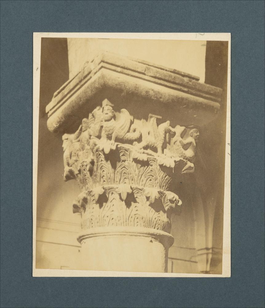 <div class="ql-editor"><div><span>Ritaglio da fotografia di Romualdo Moscioni che ritrae il capitello (XII-XIII secolo) della Cattedrale di Bitonto (BA). Lo scatto fotografico fa parte del Fondo fotografico Giuseppe Ceci.</span></div><div>La raccolta fotografica di Giuseppe Ceci (1863-1938), studioso delle arti figurative dell’Italia meridionale e tra i promotori delle Società di Storia Patria di Napoli e della Puglia, si inserisce nel vivace clima culturale dell’Italia postunitaria, caratterizzato dal progressivo consolidarsi di una «coscienza nazionale» alimentata anche dal confronto e dal dialogo con le realtà storiche e culturali locali.</div><div>Oggi la Biblioteca Comunale di Andria conserva oltre settecento fotografie dedicate alla...
