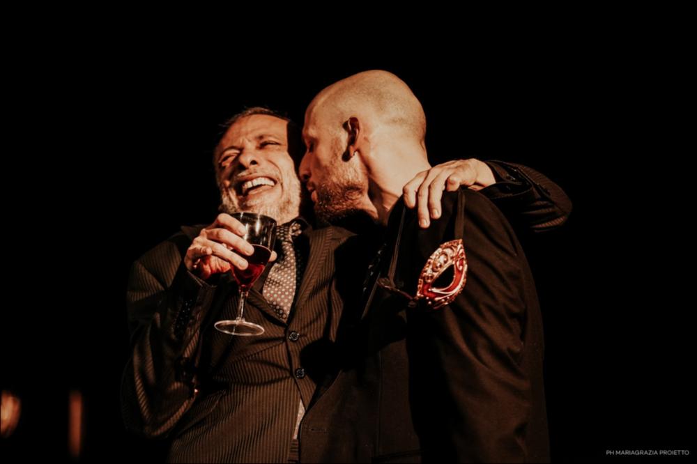 Gli scatti fotografici rappresentano scene tratte dallo spettacolo “Romeo e Giulietta”, una coproduzione internazionale della Compagnia La Luna nel Letto, insieme al Teatrul Excelsior di Bucarest e l'ERT Emilia-Romagna Teatro.
Le immagini sono state scattate durante il periodo di prove effettuate nel mese di luglio e agosto 2022 presso il Nuovo Teatro Comunale di Ruvo di Puglia, durante le prove a Bucarest presso il Teatro Excelsior dal 26 novembre all'8 dicembre 2022 e anche durante l’anteprima dello spettacolo nei giorni 9, 10, 11 dicembre 2022.
La produzione è stata diretta dal regista pugliese Michelangelo Campanale, in una versione multilingue (italiano, inglese e rumeno).
Sulla base della tragedia shakespeariana, Campanale progetta una straordinaria interpretazion...