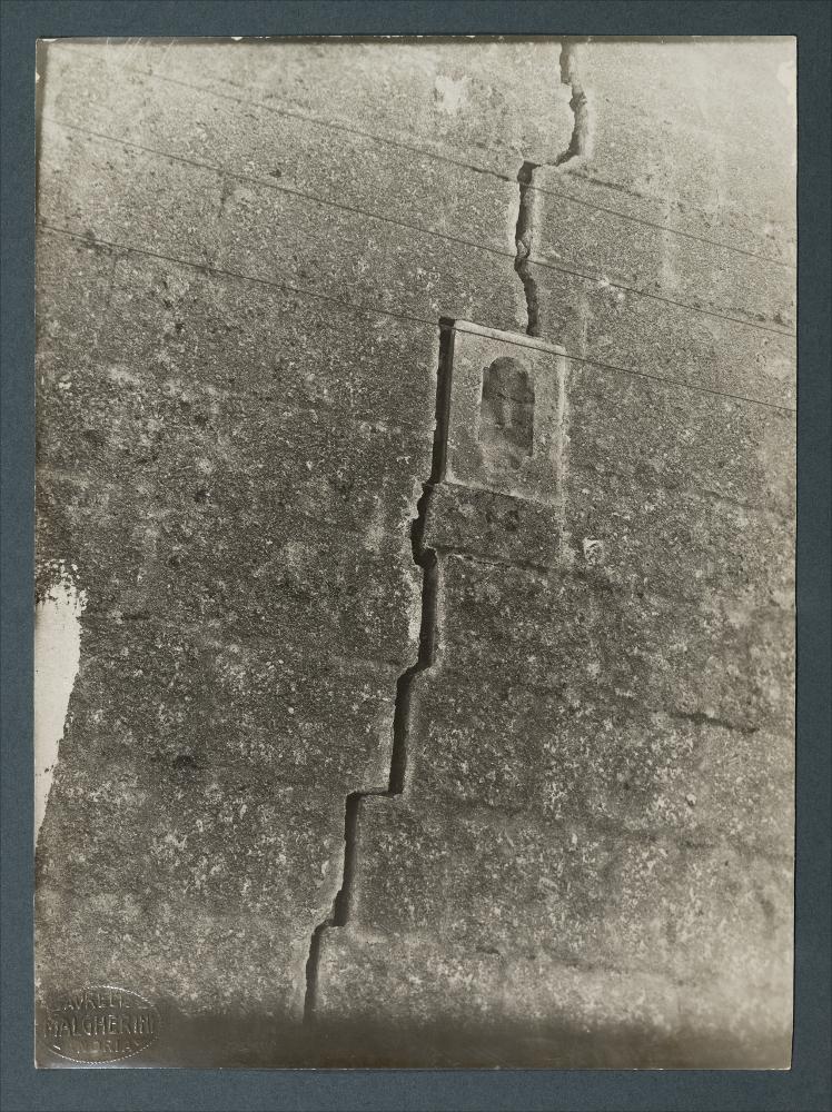 <div class="ql-editor"><div>Documentazione fotografica: lesione principale del muro ad est (Via Duomo) del convento benedettine, Andria. Foto di Aurelio Malgherini.</div><div><br></div><div>La raccolta fotografica di Giuseppe Ceci (1863-1938), studioso delle arti figurative dell’Italia meridionale e tra i promotori delle Società di Storia Patria di Napoli e della Puglia, si inserisce nel vivace clima culturale dell’Italia postunitaria, caratterizzato dal progressivo consolidarsi di una «coscienza nazionale» alimentata anche dal confronto e dal dialogo con le realtà storiche e culturali locali.</div><div>Oggi la Biblioteca Comunale di Andria conserva oltre settecento fotografie dedicate alla Puglia medievale, a Napoli e al patrimonio stori...