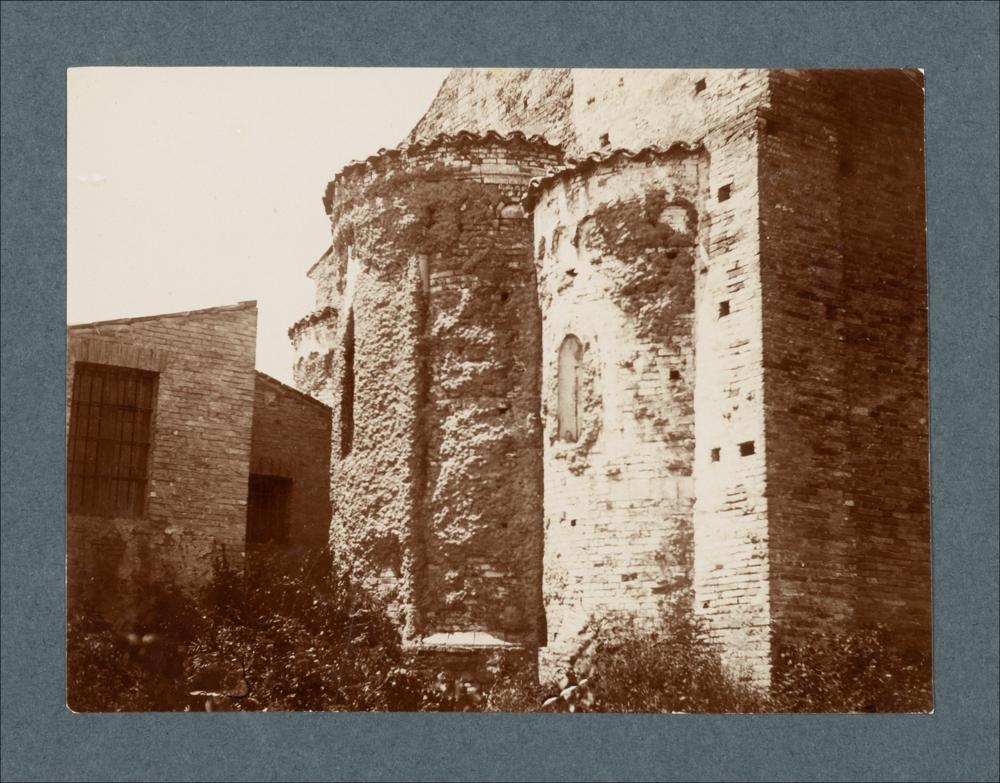 <div class="ql-editor"><div>Documentazione fotografica dell'esterno della Chiesa di Santa Maria del Lago a Moscufo (PE), con veduta delle absidi di XII secolo.</div><div class="ql-align-justify">L'immagine digitale fa parte della raccolta fotografica di Giuseppe Ceci (1863-1938), studioso delle arti figurative dell’Italia meridionale e tra i promotori delle Società di Storia Patria di Napoli e della Puglia. Tale raccolta si inserisce nel vivace clima culturale dell’Italia postunitaria, caratterizzato dal progressivo consolidarsi di una «coscienza nazionale» alimentata anche dal confronto e dal dialogo con le realtà storiche e culturali locali.</div><div class="ql-align-justify">Oggi la Biblioteca Comunale di Andria conserva oltre settecen...