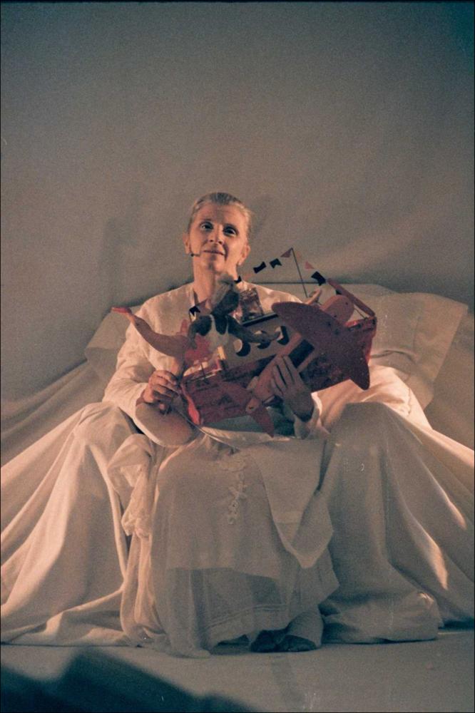L'immagine in oggetto, fotografia digitalizzata da negativo, cattura un momento dello spettacolo di “Hansel e Gretel - Mangiadisk”, una delle produzioni 2015-2016, messe in scena dalla compagnia teatrale Koreja di Lecce. Lo spettacolo, di Francesco Niccolini per la regia di Enzo Toma interpretato da Alessandra Crocco, Carlo Durante e Silvia Ricciardelli racconta la storia di due fratelli che, oramai adulti, ritornano nella casa dove trascorrevano le vacanze durante la loro infanzia. Lì ad aspettarli trovano la loro anziana nonna e un mangiadischi: un richiamo alla più celebre fiaba di “Hansel e Gretel”, che per molte notti aveva accompagnato i sogni/incubi dei piccoli fratelli. I ricordi riaffiorano, permettendo finalmente di esorcizzare i cattivi pensieri e la nonna, n...