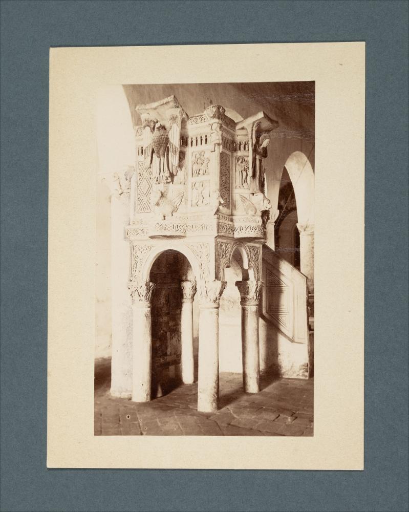 <div class="ql-editor"><div>Documentazione fotografica dell'ambone della Chiesa di Santa Maria del Lago a Moscufo (PE).</div><div class="ql-align-justify">L'immagine digitale fa parte della raccolta fotografica di Giuseppe Ceci (1863-1938), studioso delle arti figurative dell’Italia meridionale e tra i promotori delle Società di Storia Patria di Napoli e della Puglia. Tale raccolta si inserisce nel vivace clima culturale dell’Italia postunitaria, caratterizzato dal progressivo consolidarsi di una «coscienza nazionale» alimentata anche dal confronto e dal dialogo con le realtà storiche e culturali locali.</div><div class="ql-align-justify">Oggi la Biblioteca Comunale di Andria conserva oltre settecento fotografie dedicate alla Puglia medie...