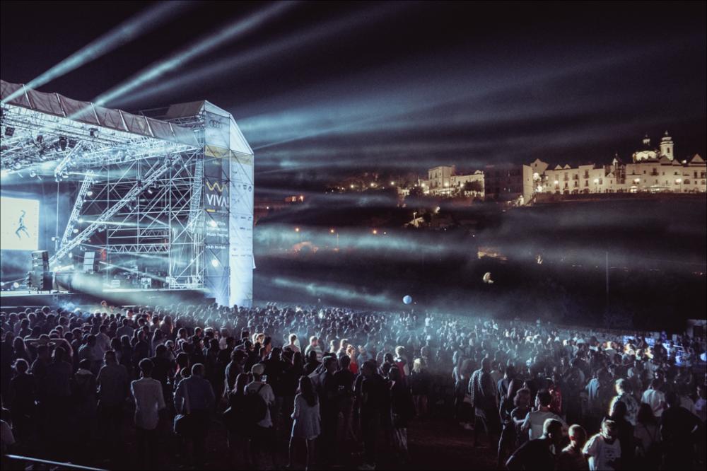 L’edizione 2017 del "VIVA" Festival intende regalare notti magiche alla Valle d’Itria e al pubblico pugliese, nazionale e internazionale. Tra i protagonisti di spicco di questa edizione troviamo Nicolas Jaar (live), Dj Shadow, Madlib, Todd Terje, Ghali, Lorenzo Senni, Kelly Lee Owens, Jolly Mare e Populous (e altri) si aggiungono John Talabot, Rroxymore, Don’t DJ, Jolly Mare, Zippo e Fides. Oltre agli show, ha ospitato una serie di incontri condotti da Carlo Pastore, storico presentatore radiofonico di Babylon su Rai Radio 2, nonché direttore artistico di MI AMI Festival. La fotografia mostra una delle serate di musica elettronica. ...