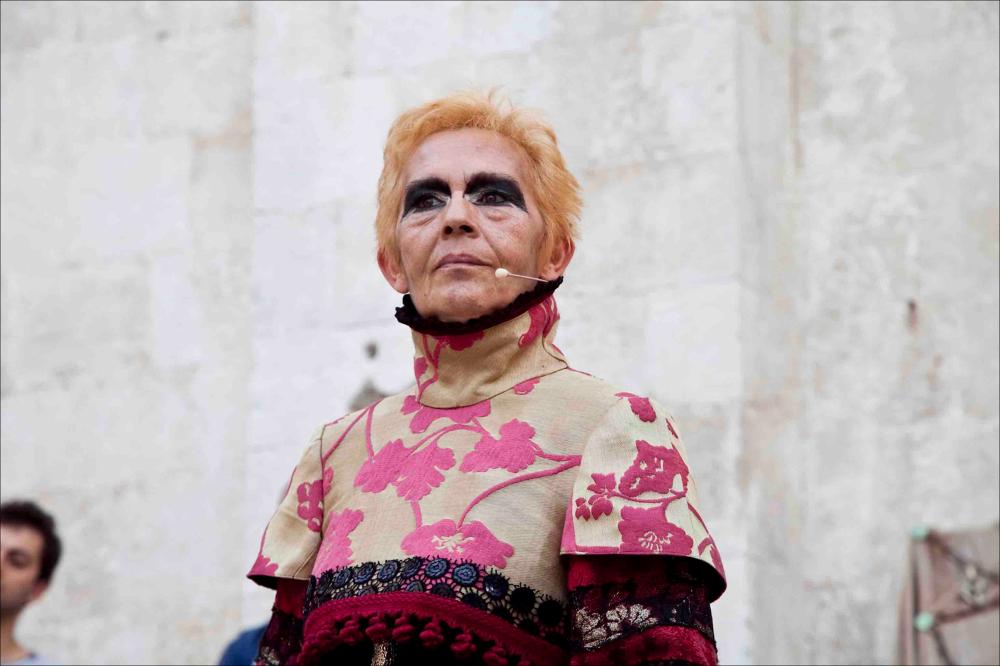 L'immagine digitale è parte della collezione digitale “Prime nazionali in Puglia”, nasce dall'omonimo progetto promosso dalla Regione Puglia, Assessorato al Mediterraneo, Cultura e Turismo, finanziato dal FESR ASSE IV e attuato dal Teatro Pubblico Pugliese per dar vita ad un fitto calendario di prime nazionali programmate tra il 2011 e il 2012 all'interno di alcuni teatri pugliesi. Lo scatto documenta uno dei momenti delle prove generali nei giorni precedenti al debutto teatrale "Io so che a me bambino" messo in scena il 2 giugno del 2012 nella splendida e suggestiva cornice del Castello Svevo di Bari. La pièce, ideata dal maestro Ettore Catalano e realizzata per l'occasione dal gruppo Abeliano di Bari, recupera l'opera pirandelliana "Enrico IV", rivisitandola in chiave...