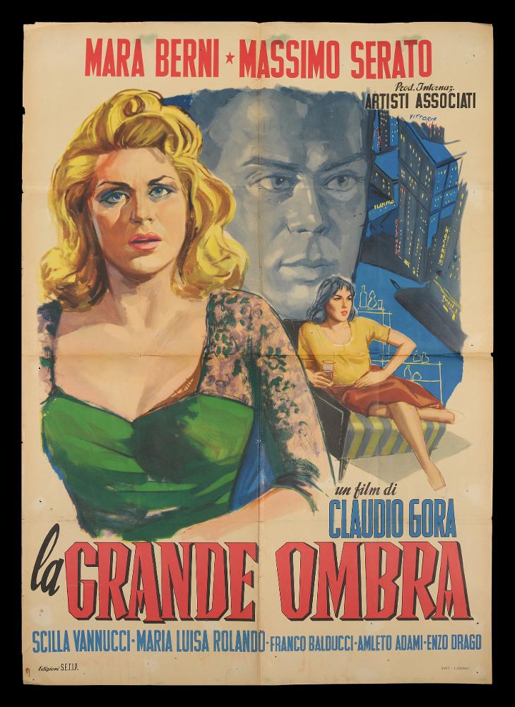 L'immagine riproduce uno dei manifesti conservati presso la Mediateca Regionale Pugliese (vedi Note). Si tratta di uno dei manifesti del film “La grande ombra”, del 1957 per la regia di Claudio Gora. L’illustrazione, a firma di Vittorio, presenta in primo piano il mezzo busto di Mara Berni che interpreta la bellissima centralinista Luciana, immortalata sconvolta in viso e disegnata quasi fosse estranea alla cornice ideale del manifesto. Alle sue spalle una figura femminile seduta ed, in grigio, il ritratto molto realistico di Massimo Serrato nei panni del campione di motonautica Franco Donati. Sullo sfondo, palazzi illuminati dall’interno in un’atmosfera notturna....