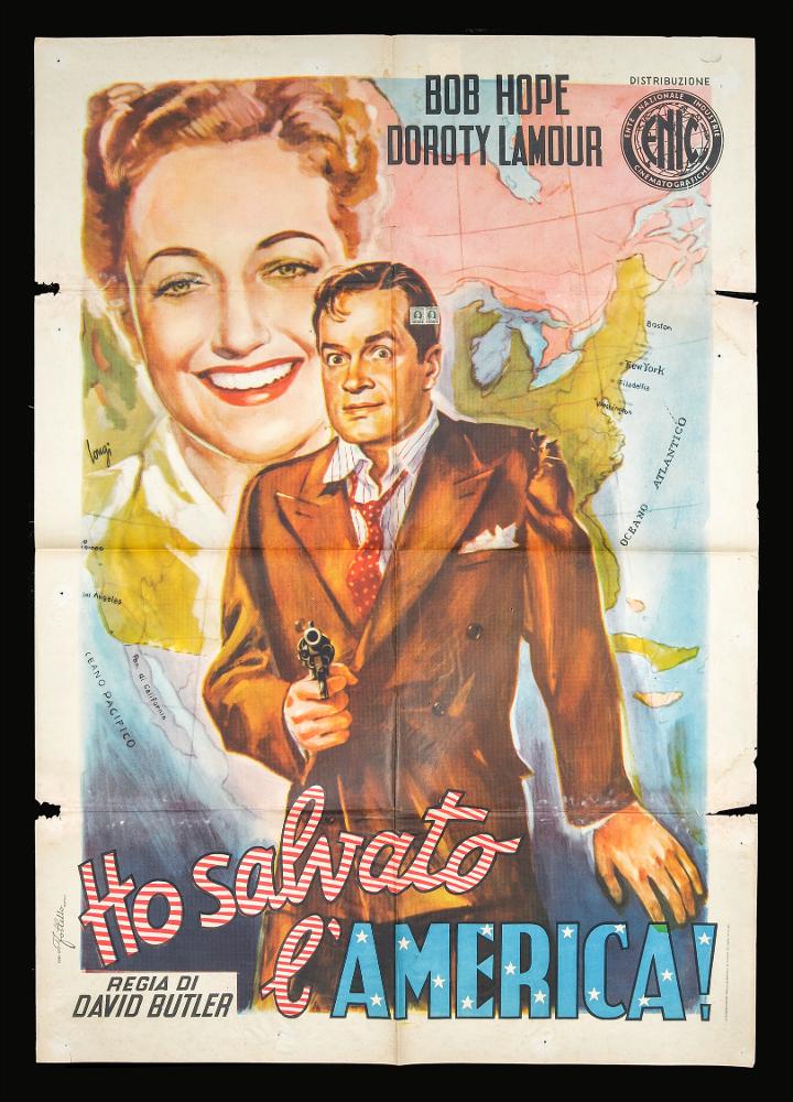 L'immagine riproduce uno dei manifesti conservati presso la Mediateca Regionale Pugliese (vedi Note). Si tratta della versione grafica del manifesto del film americano "Ho salvato l'America", a firma di Longi (Carloantonio Longi). In molte composizioni pittoriche, l'artista si esprime mettendo in risalto la figura femminile, facendosi interprete di quella tendenza degli anni '50 nella quale la bellezza della donna è esaltata sia nei film sia nella pittura da cinema. Qui invece rende protagonista anche l'interprete maschile, Bob Hope, mettendo in evidenza il lato comico dell'attore, grazie alla sua straordinaria tecnica pittorica e la sua dote di ritrattista fedele. Sullo sfondo, insieme all'altro splendido ritratto principale di Dorothy Lamour, si nota la mappa geografi...