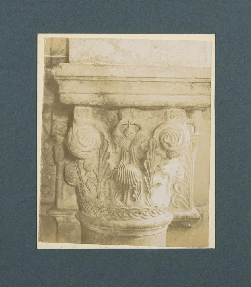 <div class="ql-editor"><div>Documentazione fotografica di capitello, databile al XIII secolo, appartenente alle colonne della Cattedrale di Ruvo di Puglia.</div><div>La raccolta fotografica di Giuseppe Ceci (1863-1938), studioso delle arti figurative dell’Italia meridionale e tra i promotori delle Società di Storia Patria di Napoli e della Puglia, si inserisce nel vivace clima culturale dell’Italia postunitaria, caratterizzato dal progressivo consolidarsi di una «coscienza nazionale» alimentata anche dal confronto e dal dialogo con le realtà storiche e culturali locali.</div><div>Oggi la Biblioteca Comunale di Andria conserva oltre settecento fotografie dedicate alla Puglia medievale, a Napoli e al patrimonio storico-artistico dell’...
