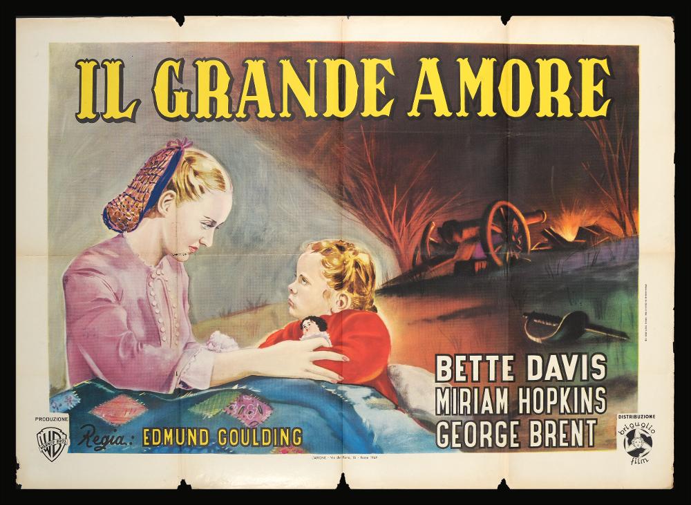 L'immagine riproduce uno dei manifesti conservati presso la Mediateca Regionale Pugliese (vedi Note). Si tratta di uno dei manifesti del film in bianco e nero “Il grande amore” del 1939 per la regia di Edmund Goulding. Il manifesto presenta un orientamento orizzontale e, seppur privo di firma, è in linea con la cartellonistica degli stessi anni Quaranta. Su uno sfondo ambientato all’aria aperta l’artista sceglie di dar risalto, in primo piano, ad una scena che sembra domestica, ambientata probabilmente in una camera da letto, la bellissima Bette Davis è immortalata mentre teneramente guarda la sua figlia illegittima. I colori utilizzati sono molto caldi e contribuiscono a creare empatia tra il pubblico e la scena rappresentata....