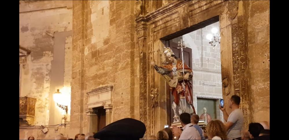 <div class="ql-editor"><div>Il video mostra <strong>l’apertura della processione dalla Chiesa Matrice (3 settembre 2019)</strong>, momento solenne che segna l’inizio dei festeggiamenti in onore di <strong>San Gregorio Magno</strong>. Il simulacro del Santo viene portato fuori dalla chiesa tra la partecipazione dei fedeli, mentre le bande musicali e il suono delle campane accompagnano l’uscita.</div><div>La processione si avvia così lungo le vie della città, dando inizio al percorso devozionale che coinvolge la comunità in un clima di preghiera, tradizione e forte partecipazione popolare.</div><div><br></div><div>La <strong>Festa Patronale di San Gregorio Magno</strong>, celebrata il <strong>3 settembre a Manduria</strong>, rappresenta un...