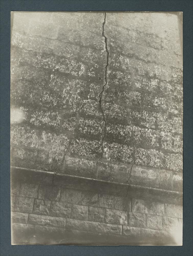 <div class="ql-editor"><div>Documentazione fotografica: convento benedettine, lesione esterna, Andria, foto di Aurelio Malgherini.</div><div><br></div><div>La raccolta fotografica di Giuseppe Ceci (1863-1938), studioso delle arti figurative dell’Italia meridionale e tra i promotori delle Società di Storia Patria di Napoli e della Puglia, si inserisce nel vivace clima culturale dell’Italia postunitaria, caratterizzato dal progressivo consolidarsi di una «coscienza nazionale» alimentata anche dal confronto e dal dialogo con le realtà storiche e culturali locali.</div><div>Oggi la Biblioteca Comunale di Andria conserva oltre settecento fotografie dedicate alla Puglia medievale, a Napoli e al patrimonio storico-artistico dell’Italia mer...