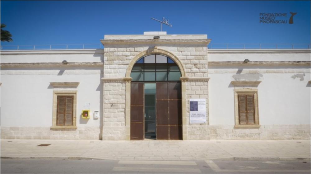 In questo breve video Rosalba Branà, direttrice della Fondazione Museo Pino Pascali, presenta la mostra “Dialoghi: Pino Pascali/Gino Marotta. Artifici Naturali”, da lei stessa curata insieme a Lorenzo Canova e allestita presso la Fondazione Pino Pascali a Polignano a Mare (2 luglio- 17 ottobre 2021).
La mostra ha voluto rappresentare un parallelo tra due protagonisti del rinnovamento dell’arte italiana e internazionale degli anni Sessanta, raccontando il dialogo tra due autori uniti da una nuova concezione dell’opera d’arte e da una riflessione comune sulla dialettica tra natura e artificio.
L’incontro tra i due artisti costituisce l’occasione per una riflessione storico-critica su un momento centrale nella storia dell’arte degli ultimi sessant’anni e sull’innovazione p...