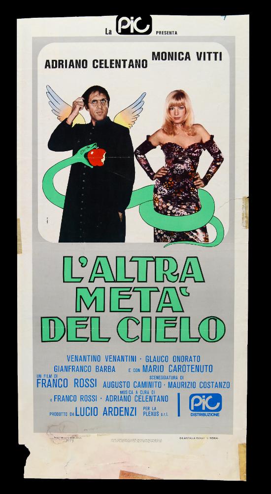 La locandina è firmata dal celebre pittore di cinema Renato Casaro, uno tra i maggiori rappresentanti della grafica e del manifesto. Nato a Treviso nel 1935 comincia la sua carriera artistica da autodidatta ma in breve arriva a sviluppare un proprio stile di grande eleganza e raffinatezza formale. Tecniche diverse si mescolano nel suo linguaggio innovativo che si caratterizza sia per l’uso del pennello sia per quello dell’aerografo che gli consentirà di ottenere effetti sfumati e volumetrici di grande intensità pittorica. In questo caso il disegno si incastra con la due ritratti fotografici dei due protagonisti in abiti di scena. La locandina originale è conservata nell’Archivio della Mediateca Regionale Pugliese....