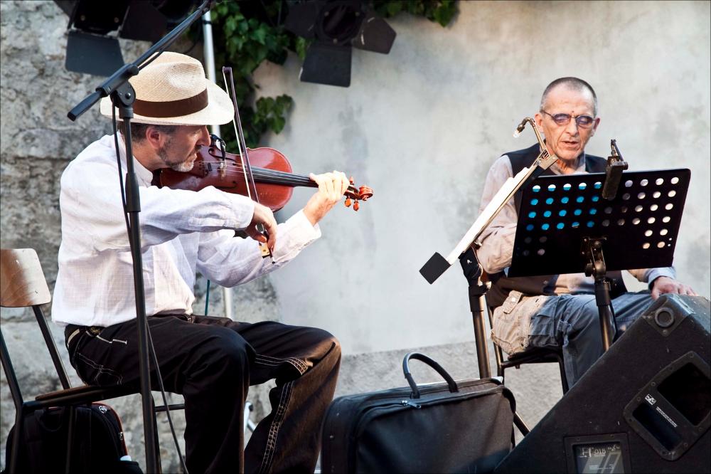 Il breve video con intervista è parte della collezione “Puglia Green Hour” nata dall'omonimo progetto di Teatro Pubblico Pugliese. Fu organizzato su un calendario fitto e intenso di spettacoli programmati tra giugno e luglio 2012 all'interno dei Parchi Regionali della Puglia, per parlare di arte, musica, teatro e filosofia ispirati dalle bellezze primordiali del paesaggio pugliese in aree territoriali spesso dimenticate o poco valorizzate. Girato in occasione del recital intitolato “Bella gente d'Appennino”, realizzato a Monte Sant'Angelo, all'interno del Complesso Monumentale del Santuario di San Michele Arcangelo (sito UNESCO) grazie alla collaborazione tra Teatro Pubblico Pugliese, Puglia Sound e FestambienteSud, ovvero la festa nazionale di Legambiente per il Sud It...