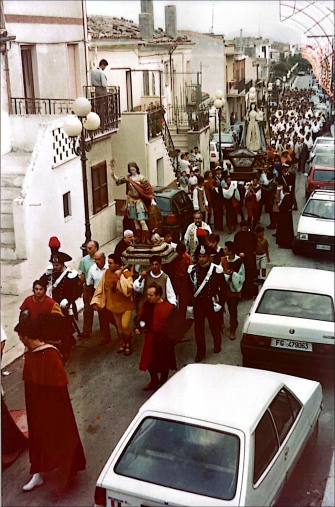 <div class="ql-editor"><div>La <strong>processione del 1991</strong> a San Marco la Catola cattura il simulacro di <strong>San Liberato Martire</strong> portato in spalla dalle confraternite lungo le vie del paese. I fedeli assistono al passaggio dalle strade e dai balconi, mentre la comunità si ritrova unita nella devozione, nella tradizione e nella partecipazione attiva a un rito che attraversa generazioni.</div><div><br></div><div>Ogni 19 agosto, San Marco la Catola si ritrova attorno al suo patrono, <strong>San Liberato Martire</strong>, in una festa che unisce tradizione e identità locale. Tra fiera, giochi popolari e sfide cavalleresche, la comunità celebra il ritorno dei migranti alle proprie origini. Le statue del Santo sfilano per le vie portate ...