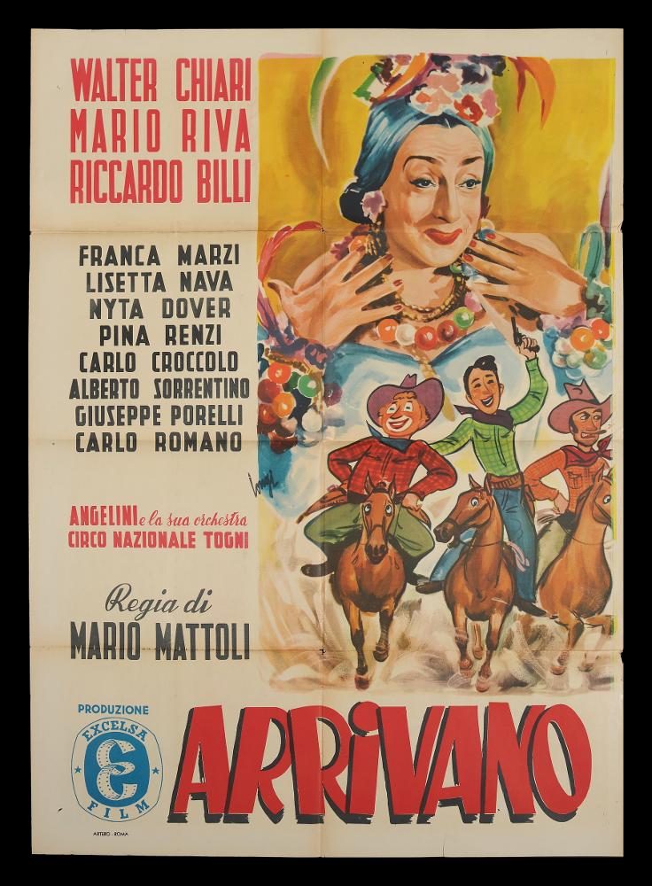 L'immagine riproduce uno dei manifesti conservati presso la Mediateca Regionale Pugliese (vedi Note). Si tratta di una parte del manifesto del film “Arrivano i nostri” del 1951 per la regia di Mario Mattoli. L'altra metà dell'opera risulta mancante, in originale si presentava come un manifesto 200x140 sviluppato in orizzontale. La firma che leggiamo sulla sinistra appartiene a Longi (Carloantonio Longi), pittore ed illustratore poliedrico che molto si ispirò ad Anselmo Ballester. Il manifesto si caratterizza per una rappresentazione più legata al mondo e allo stile dei fumetti, i cowboy in prima linea presentano infatti i lineamenti propri dei personaggi dei film animati. In secondo piano una smorfiosa Pina Renzi, agghindata con gioielli e copricapo floreale. Longi util...