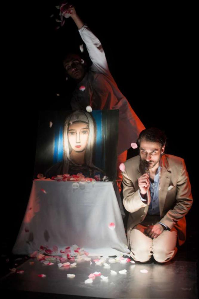 L'immagine in oggetto, fotografia digitale ad opera di Claudia Gori, cattura un momento dello spettacolo “Codice Nero”, una delle produzioni 2015-2016, messe in scena dalla compagnia teatrale Koreja di Lecce. Lo spettacolo, scritto e interpretato dal siciliano Riccardo Lanzarone, racconta in un lungo flashback, la storia di Salvatore Geraci, un uomo qualunque, un ex artificiere siciliano. L'ambientazione, un ospedale, è signifitcativa, infatti il “codice nero” allude al codice assegnato al pronto soccorso ai deceduti. L'opera vuole essere una denuncia, senza retorica, di una realtà del nostro paese: le prestazioni sanitarie differenti a seconda del censo. Un caso di malasanità in scena: lunghe attese nei corridoi, dottoroni dal super ego che umiliano i pazienti. E propr...