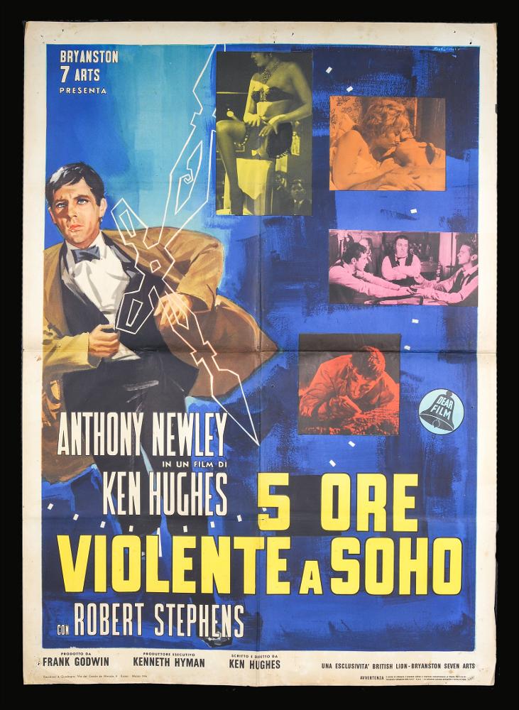 “5 ore violente a Soho” è un film drammatico del 1963 diretto e sceneggiato da Ken Hughes, con Anthony Newley, Julia Foster, Robert Stephens e Wilfrid Brambell.
Il manifesto cinematografico è firmato da Adelchi Serafini, allievo di Guttuso, celebre disegnatore dello Studio Serad che realizzò numerose illustrazioni per poster cinematografici e campagne pubblicitarie.
Colori vivaci caratterizzano questo manifesto dall’anima molto moderna: su uno sfondo pennellato e sfumato di blu trovano posto quattro fotografie di scena del film contraddistinte ciascuna da un filtro colorato (giallo, arancio, rosa, rosso), mentre sulla sinistra spicca il ritratto accuratissimo di Anthony Newley.
Il manifesto originale è conservato nell’Archivio della Mediateca Regionale Pugliese....