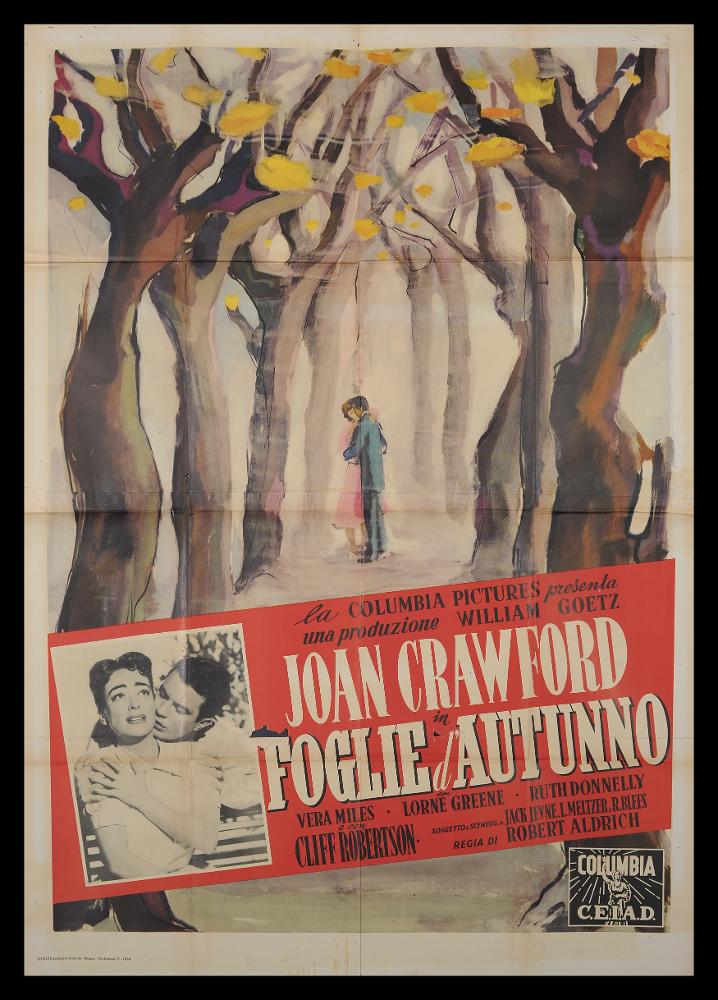 L'immagine riproduce uno dei manifesti conservati presso la Mediateca Regionale Pugliese (vedi Note). Si tratta della versione grafica per il manifesto di "Foglie d'autunno", film drammatico del 1956. La composizione si basa su un'unica grande scena, in cui l'abbraccio di un uomo e una donna cattura l'attenzione al centro di un passaggio tra gli alberi. Seppur senza firma, il manifesto presenta una pittura matura e poetica, che sembra richiamare quella magica, liquida e informe del pittore romano Ercole Brini. Al centro interrompe la scena una fascia rossa con una foto di scena, che svela i volti dei protagonisti e accoglie le informazioni principali del film. ...