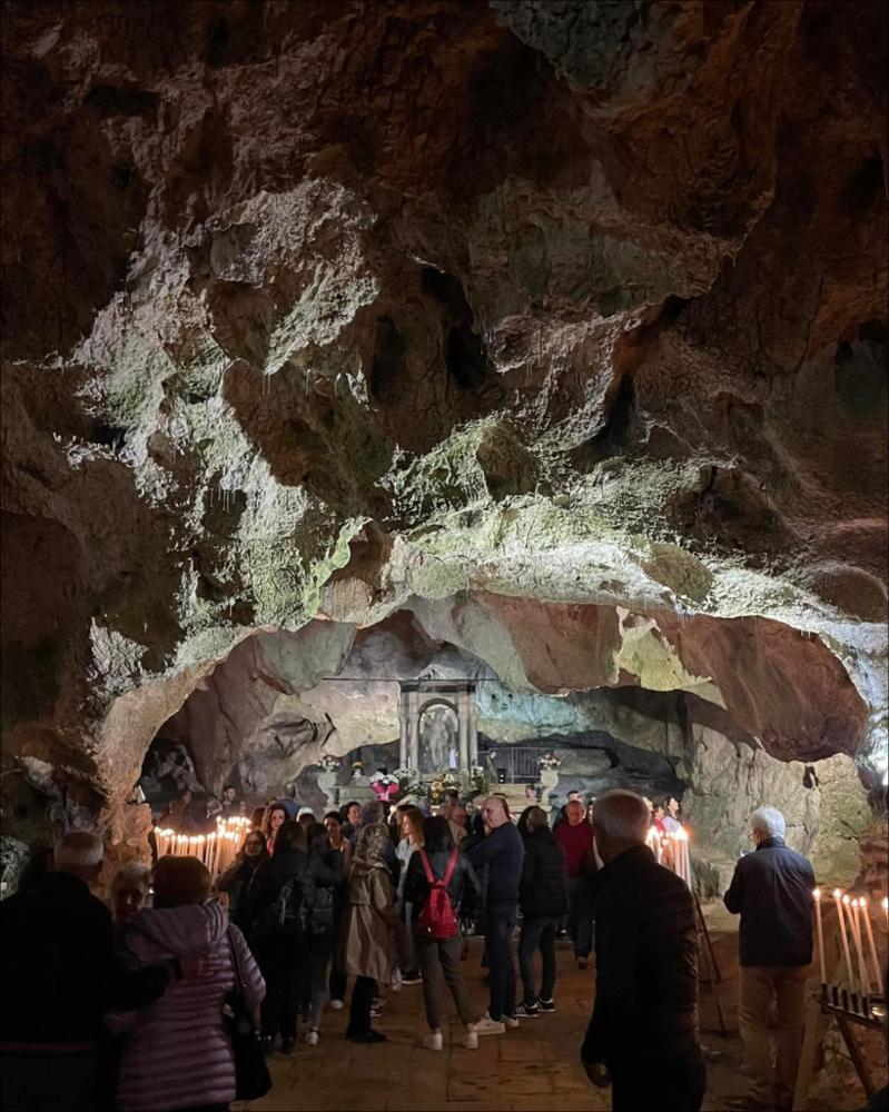 <div class="ql-editor"><div class="ql-align-justify">Lo scatto fotografico immortala una scena del pellegrinaggio dei devoti alla Grotta di San Michele a Cagnano Varano (FG), in occasione della Festa in onore dei Santi Patroni San Cataldo Vescovo e San Michele Arcangelo.</div><div class="ql-align-justify">I festeggiamenti prendono avvio con le novene preparatorie: quella in onore del Compatrono San Michele si svolge dal 29 aprile al 7 maggio, mentre la novena dedicata al Patrono principale, San Cataldo, dal 1° al 9 maggio.</div><div class="ql-align-justify">Tradizionalmente, la novena di San Cataldo si celebra nell’omonima chiesa e si conclude la sera del 9 maggio con la solenne traslazione della statua nella Chiesa Madre, accompagnata dal sacerdote, dalla Co...