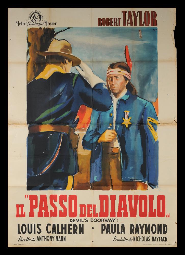 L'immagine riproduce uno dei manifesti conservati presso la Mediateca Regionale Pugliese (vedi Note). Si tratta di uno dei manifesti del film “Il passo del diavolo” del 1950 per la regia di Anthony Mann. La firma che leggiamo sul lato a sinistra appartiene all’illustratore Ercole Brini (E. Brini) maestro romano dal linguaggio delicato, riconoscibile per l'uso degli acquerelli che rendono le figure e le ambientazioni rappresentate come impalpabili e cariche di fascino. Brini ci porta in un mondo e in un tempo lontano, dopo la guerra di Secessione. Qui i personaggi sono riconoscibili dai particolari dell’abbigliamento, come il copricapo con una piuma di Lance, simbolo fin dal XVI secolo dell'indiano in gran parte delle Americhe. Di spalle, probabilmente un soldato america...